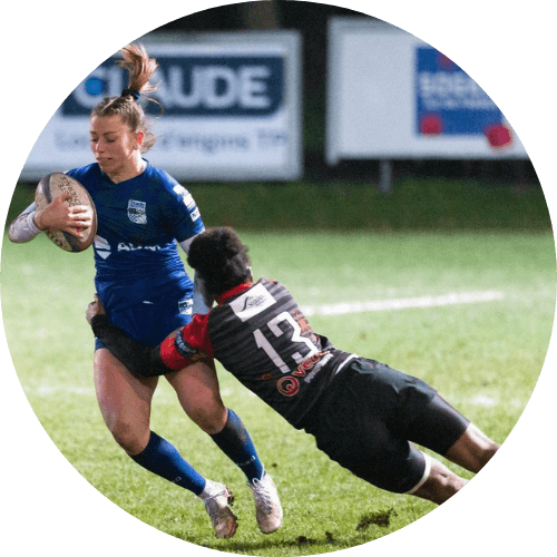 Mécénat stade villeuneuvois, joueuse de rugby pendant un match