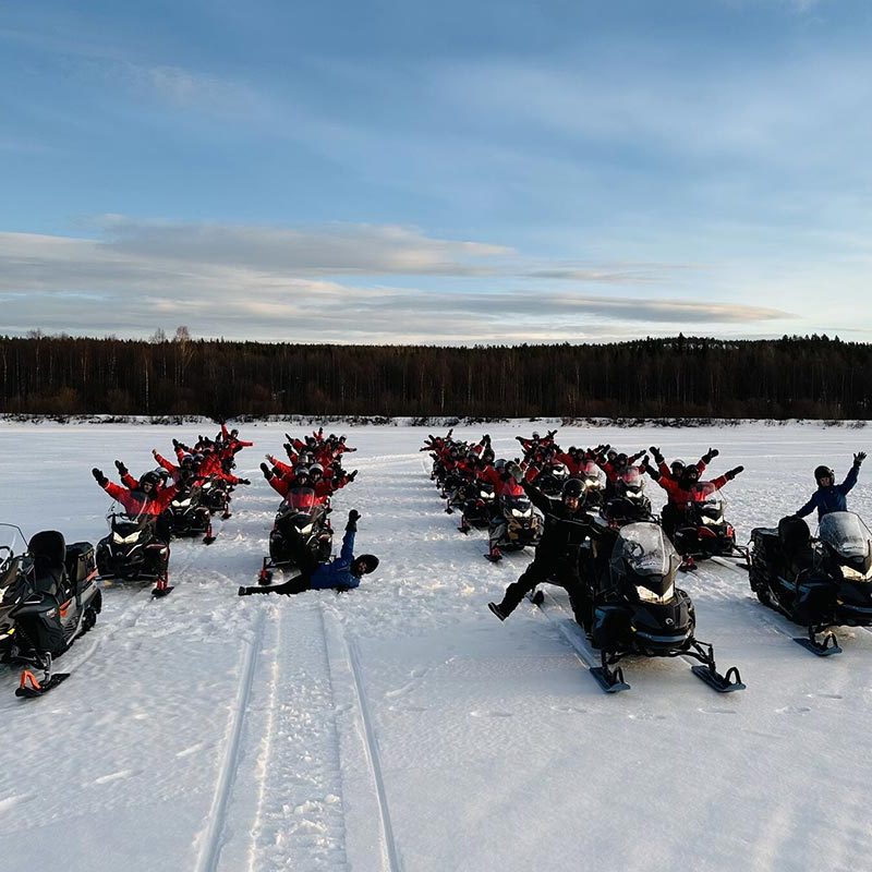 Groupe motoneige activité Laponie